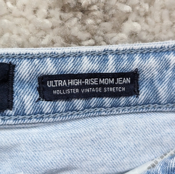 Hollister Ultra High-Rise Mom Jeans - Light Wash - 5R - Picture 10 of 11